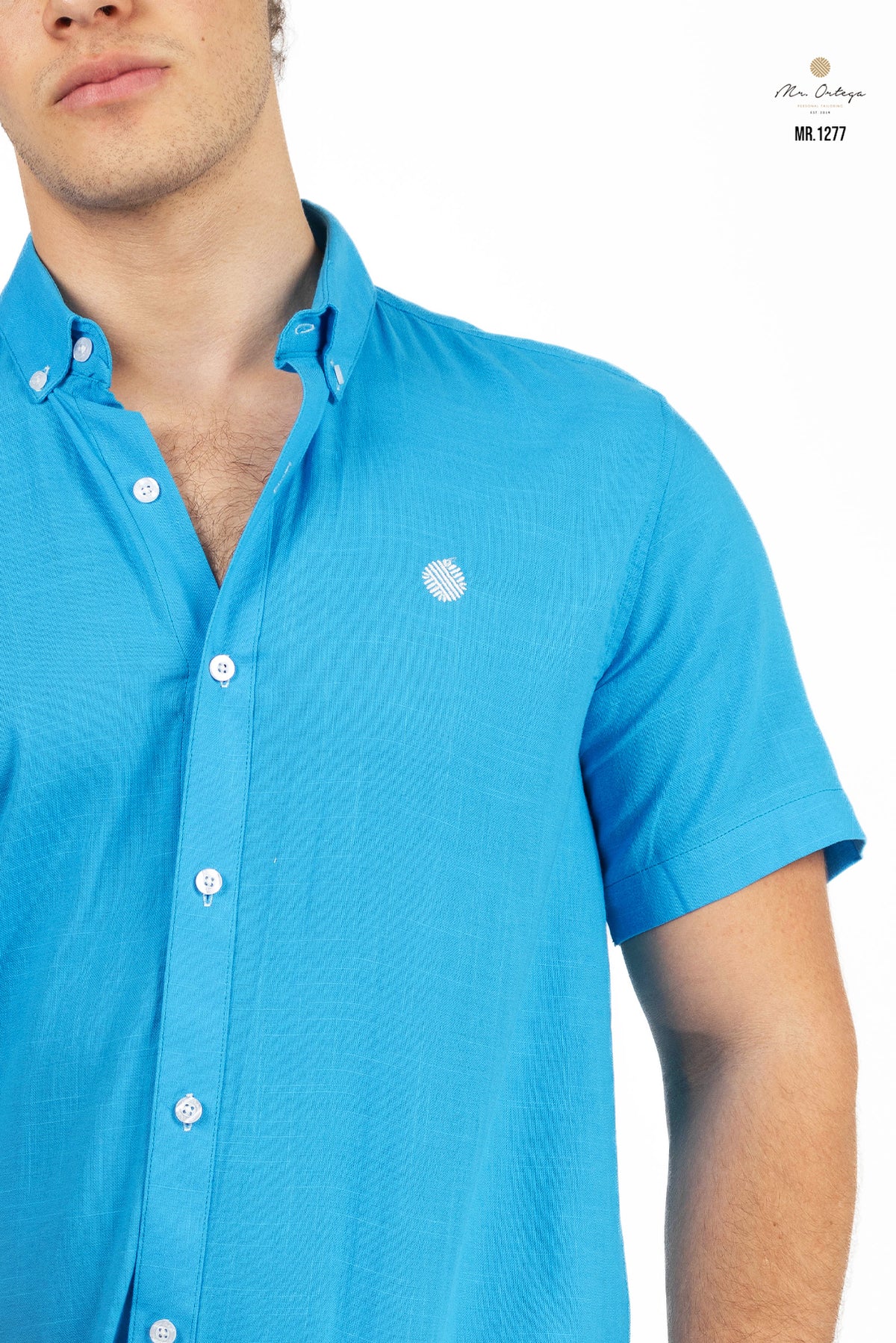 CAMISA LISA AZUL LOGOTIPO PLATEADO MANGA CORTA