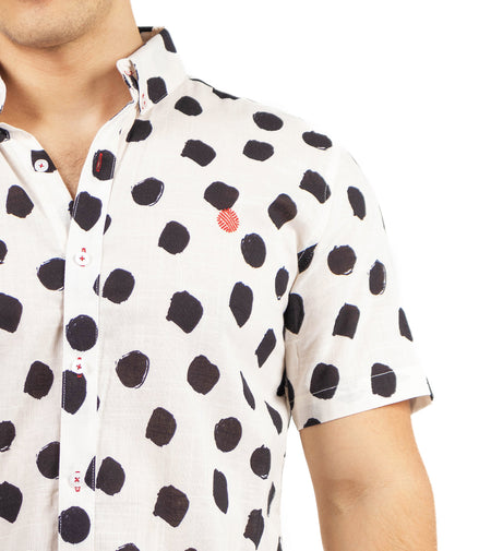 CAMISA BLANCA PUNTOS NEGROS