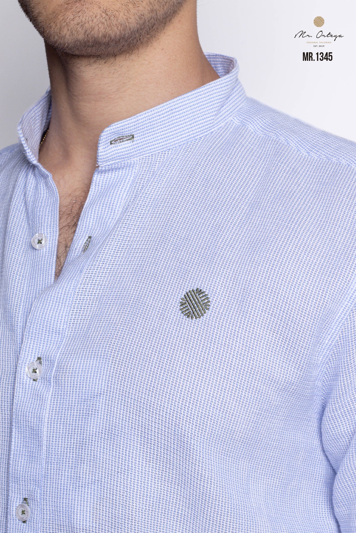 CAMISA LISA AZUL Y BLANCO BORDADO DE TELA MANGA CORTA