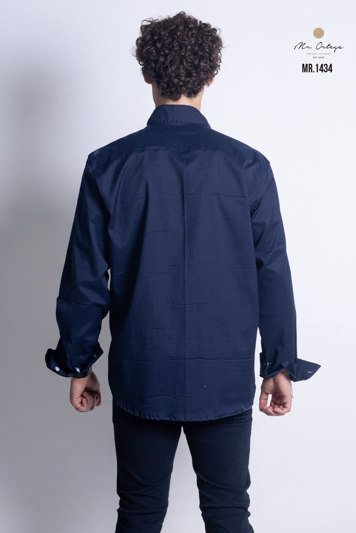 CAMISA LISA AZUL MARINO CUELLO MAO MANGA LARGA