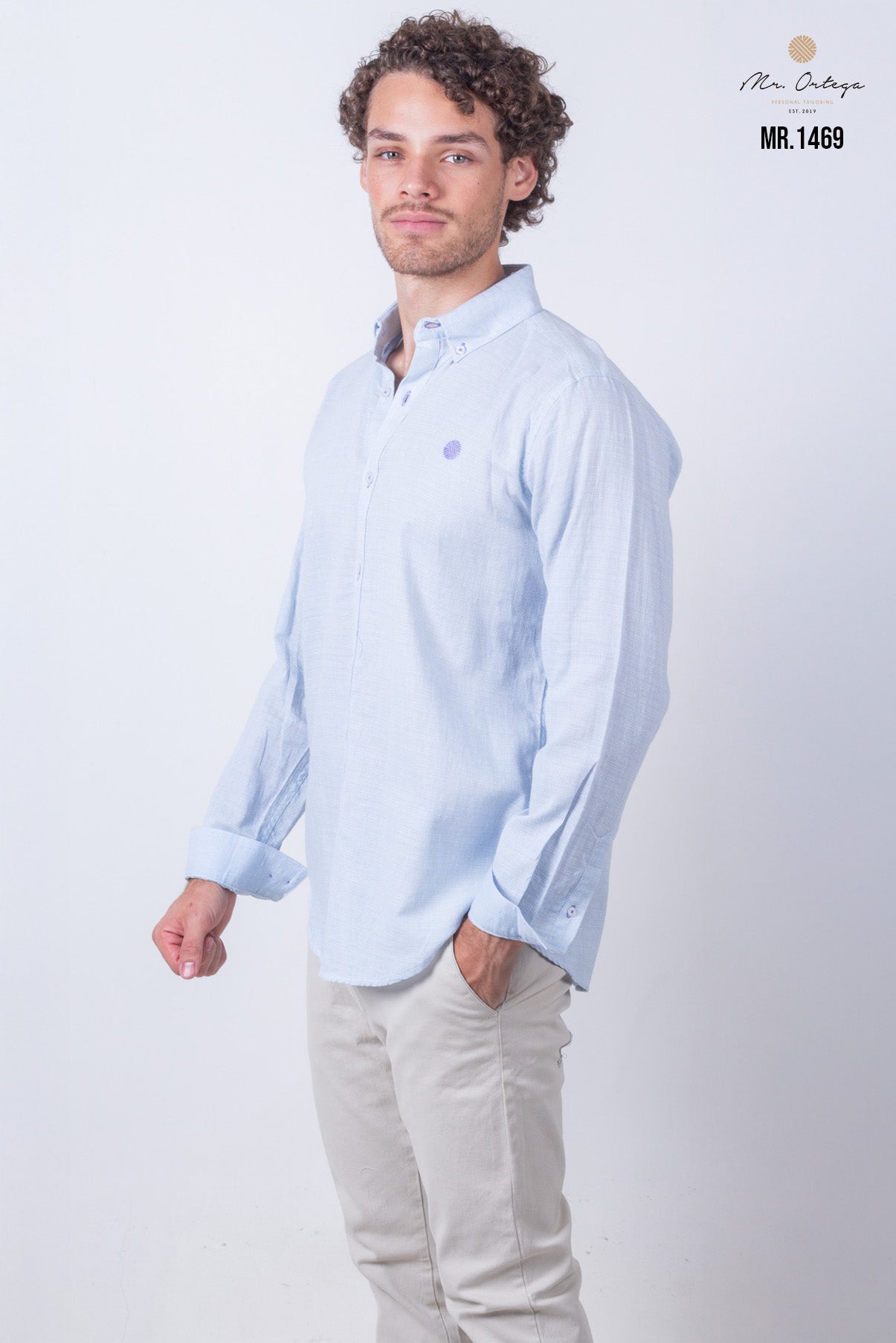 CAMISA LISA AZUL CLARO BORDADO MORADO