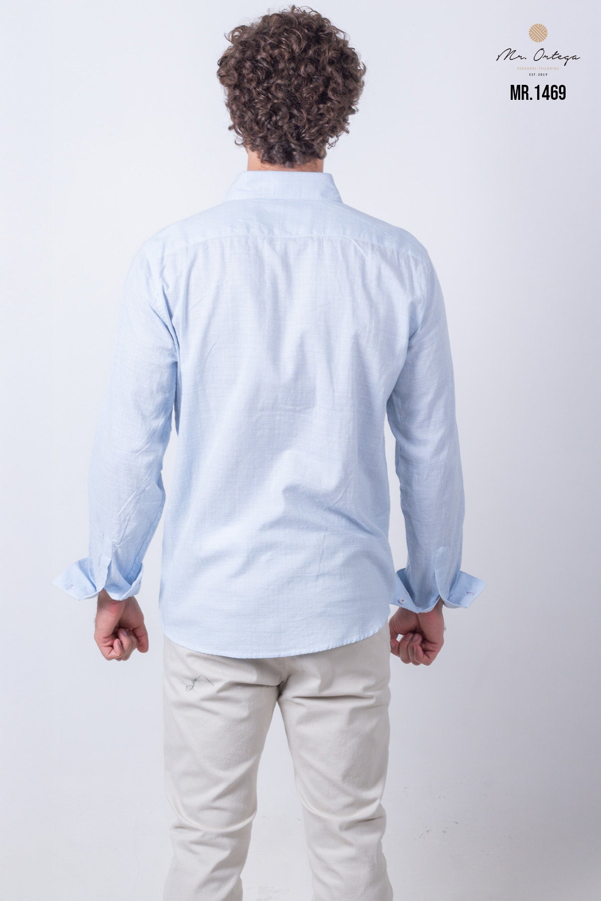 CAMISA LISA AZUL CLARO BORDADO MORADO