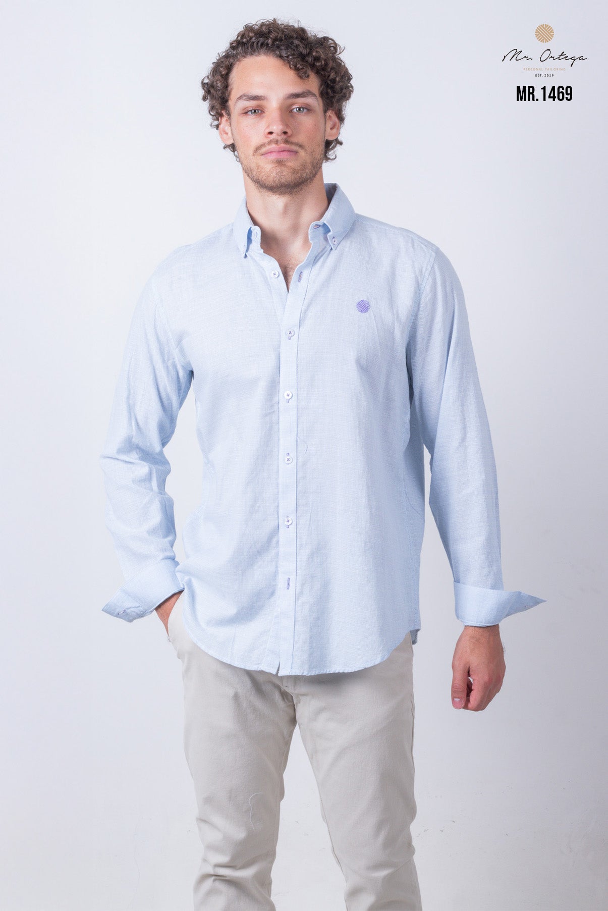 CAMISA LISA AZUL CLARO BORDADO MORADO