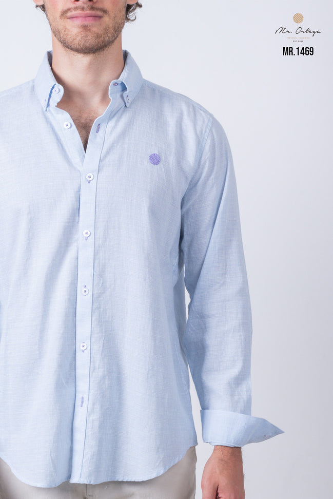 CAMISA LISA AZUL CLARO BORDADO MORADO
