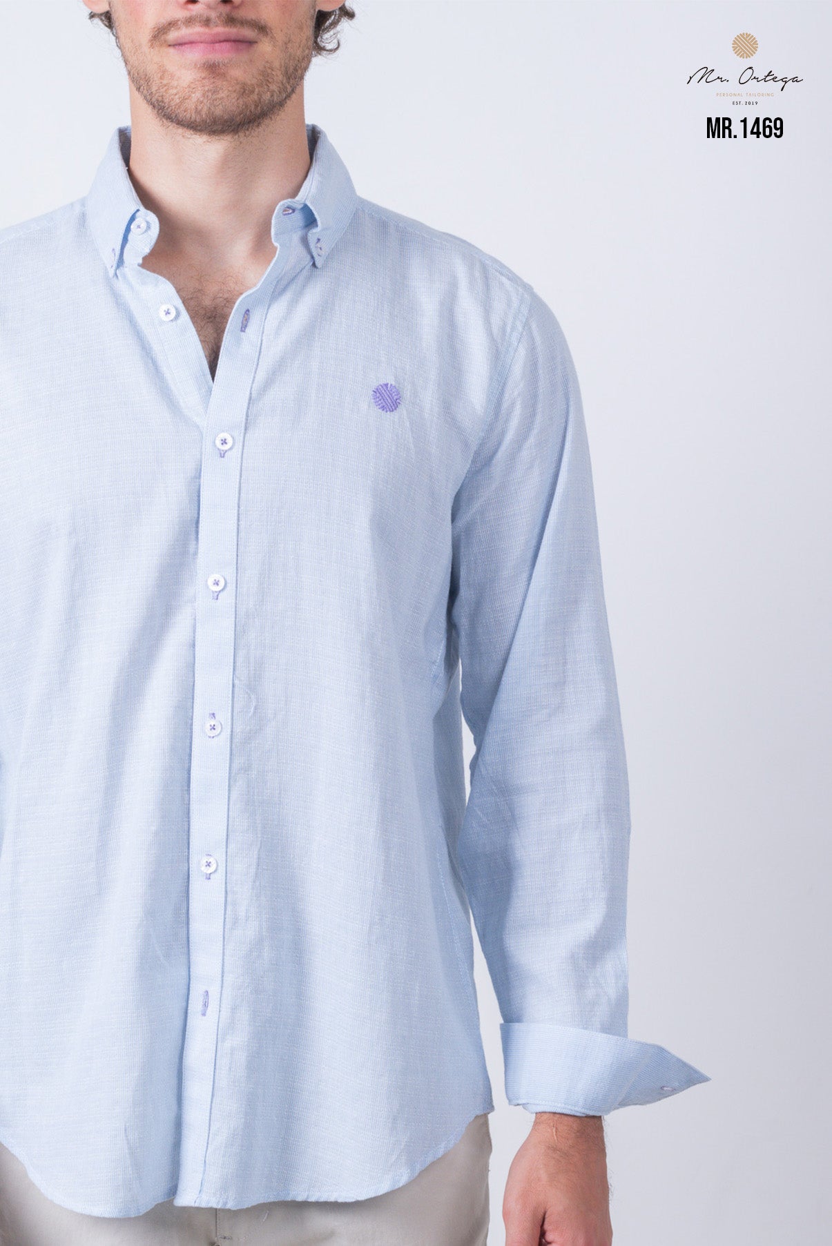 CAMISA LISA AZUL CLARO BORDADO MORADO