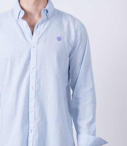 CAMISA LISA AZUL CLARO BORDADO MORADO