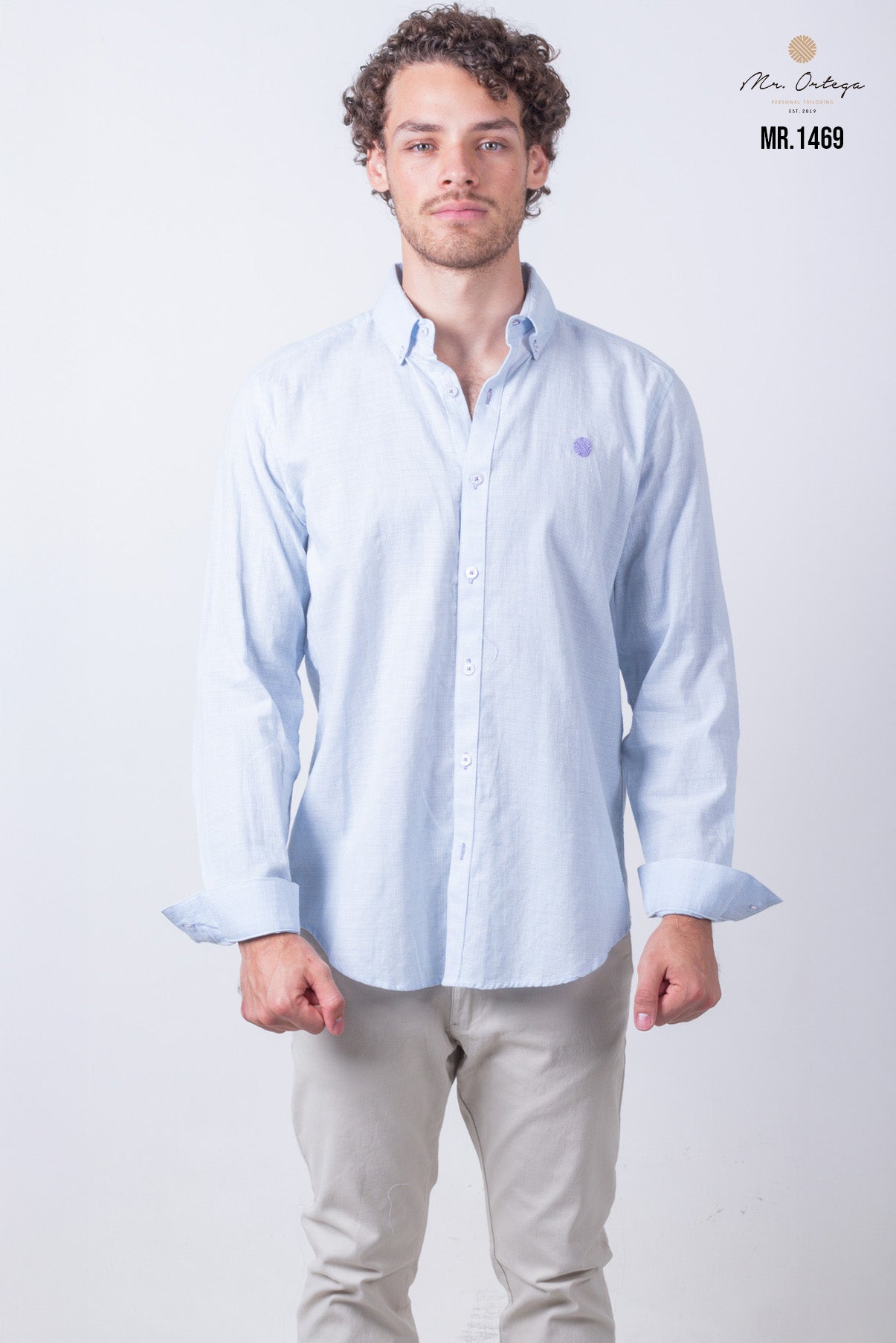 CAMISA LISA AZUL CLARO BORDADO MORADO