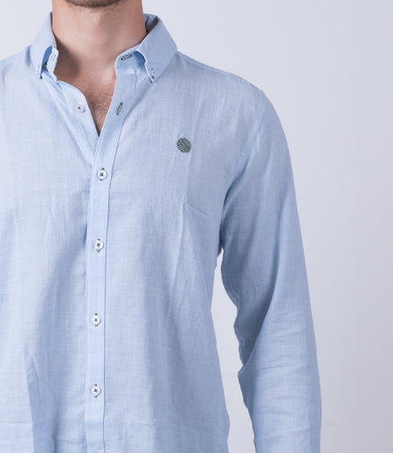 CAMISA LISA AZUL CLARO BORDADO VERDE