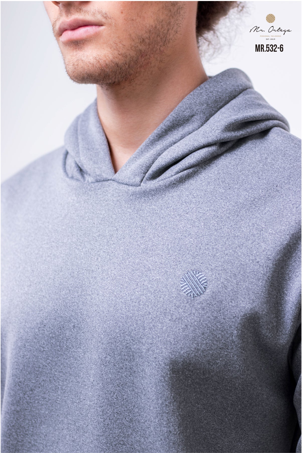 SUDADERA GRIS CON GORRO
