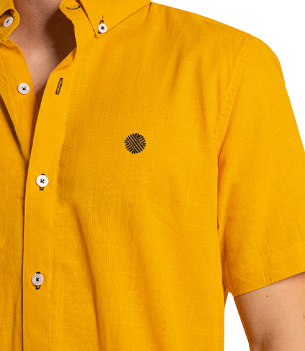CAMISA MOSTAZA BORDADO NEGRO MANGA CORTA
