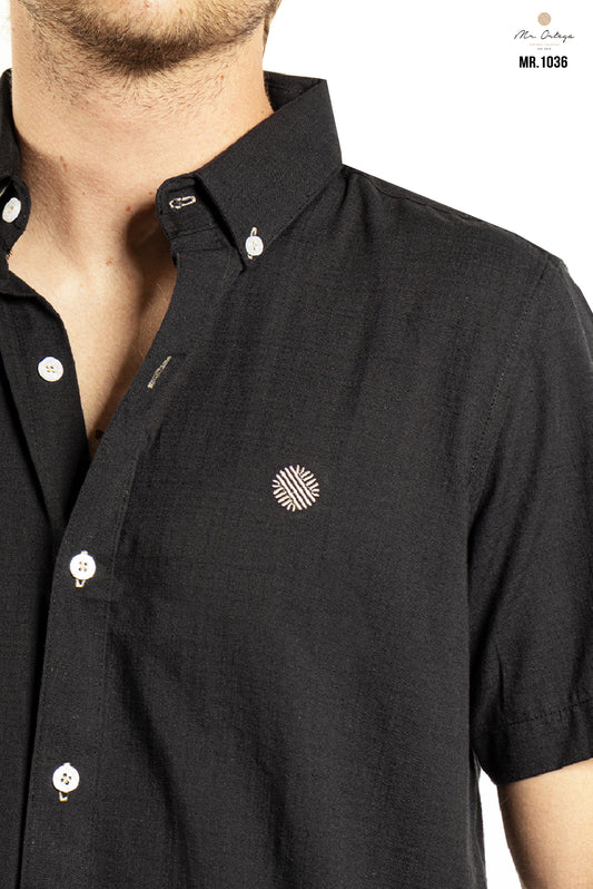 CAMISA NEGRA BORDADO BEIGE MANGA CORTA