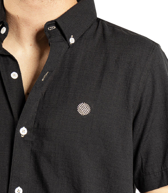 CAMISA NEGRA BORDADO BEIGE MANGA CORTA
