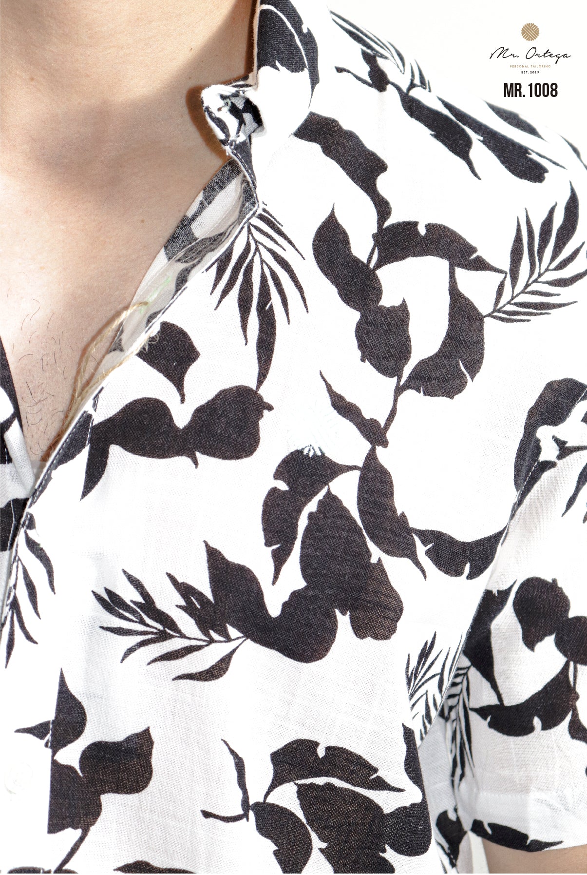 CAMISA ESTAMPADA BLANCA CON HOJAS NEGRAS MANGA CORTA