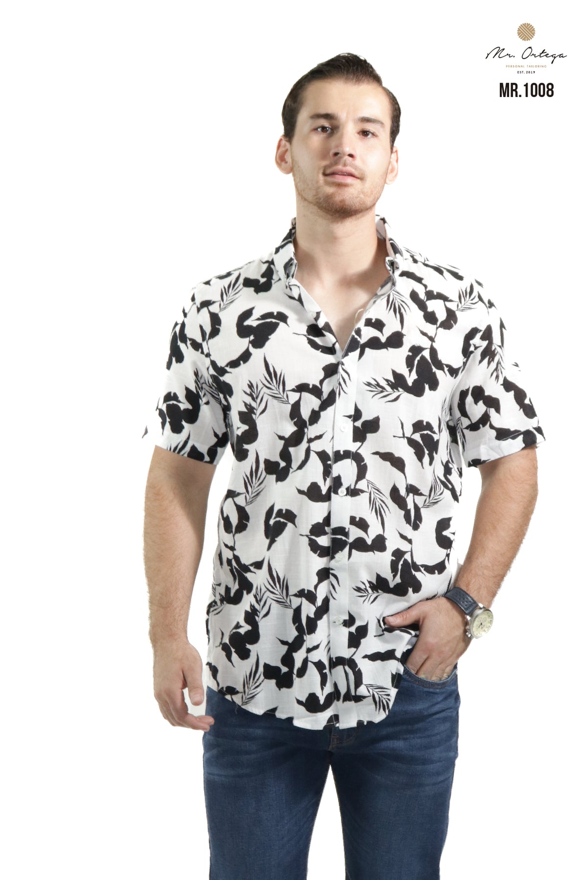 CAMISA ESTAMPADA BLANCA CON HOJAS NEGRAS MANGA CORTA