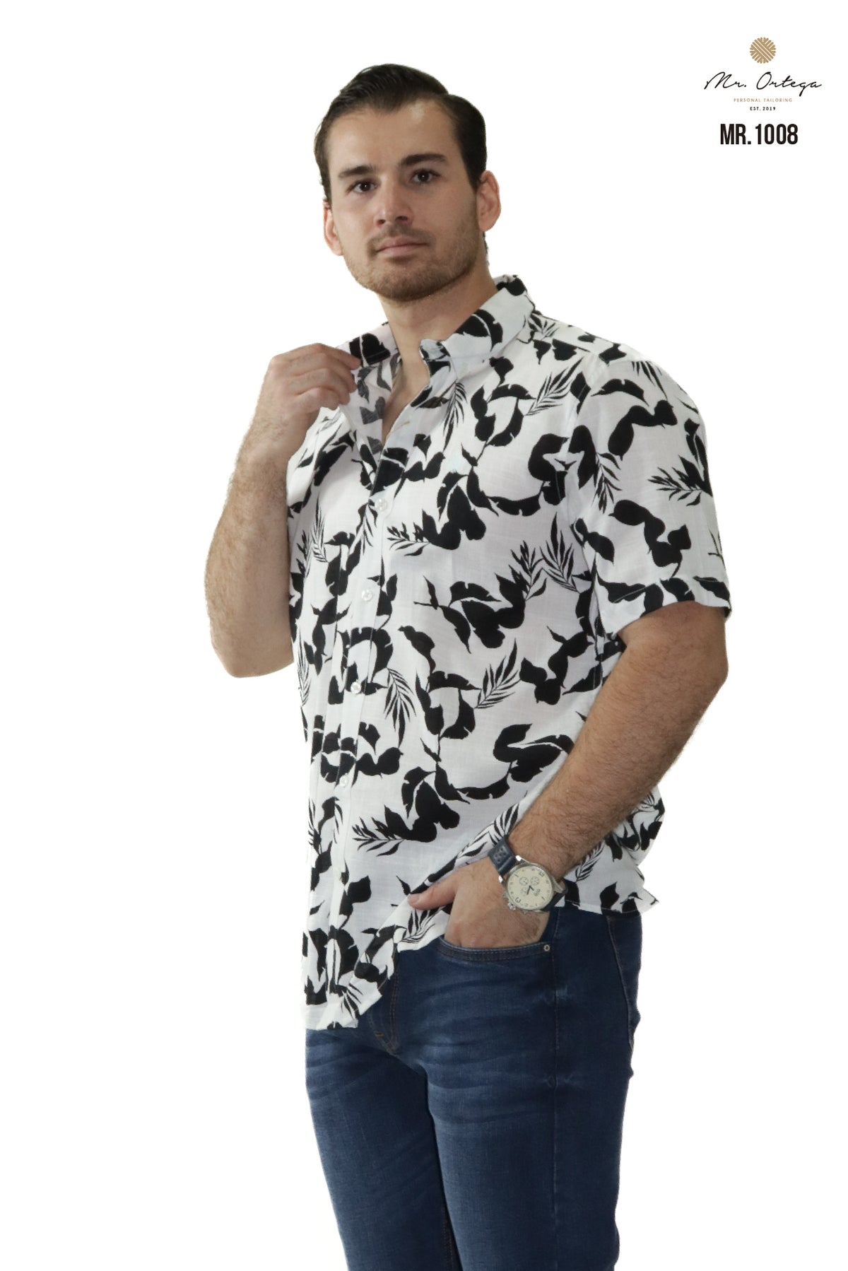 CAMISA ESTAMPADA BLANCA CON HOJAS NEGRAS MANGA CORTA