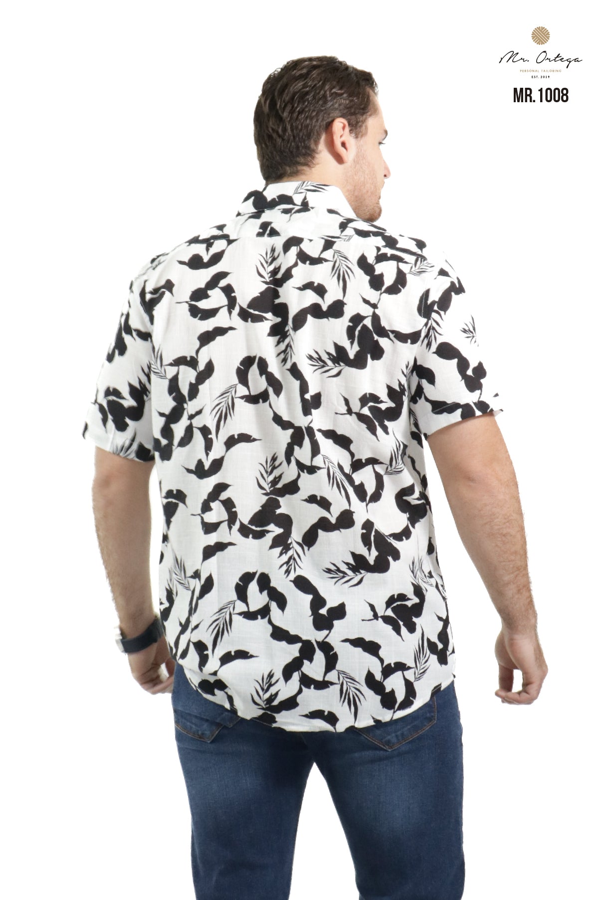 CAMISA ESTAMPADA BLANCA CON HOJAS NEGRAS MANGA CORTA